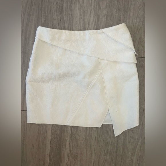 Line & dot revolve brand sold out gravity asymmetrical white mini skirt - Picture 5 of 7